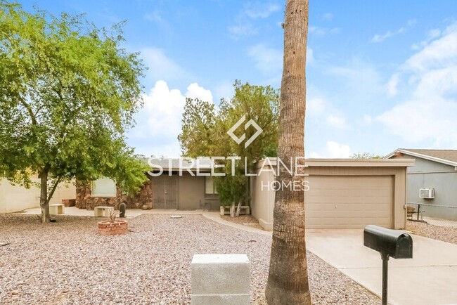 Primary Photo - Updated 3 Bedroom Home in Phoenix!