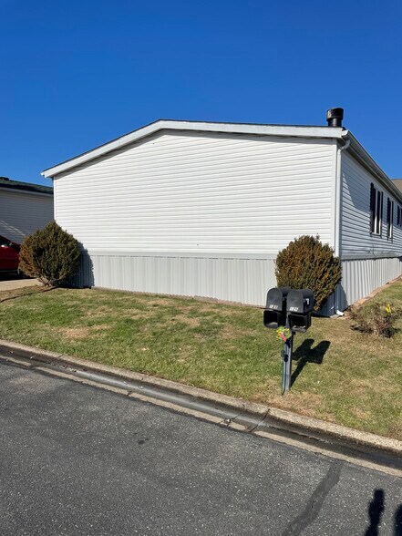 Building Photo - 128 White Pine Blvd