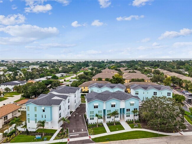 Building Photo - 3840 Pompano Dr SE