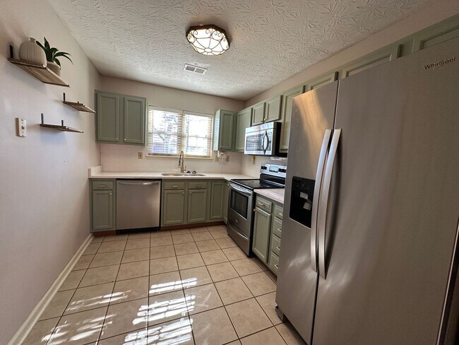 Building Photo - **COMING SOON!** Charming 3-Bedroom, 2-Bath Home in South Lexington! Attached Garage, W/D, Deck