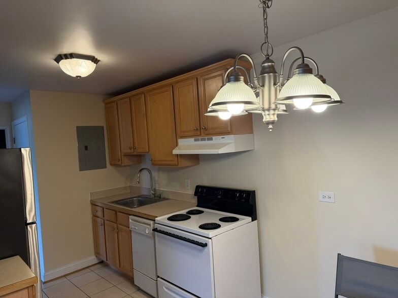Plenty of Cabinet Space - 1800 Jefferson Park Ave