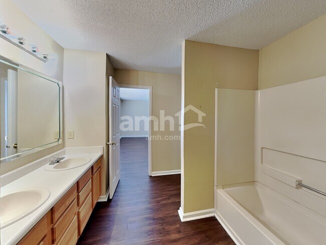 Building Photo - 10798 Cyrus Dr