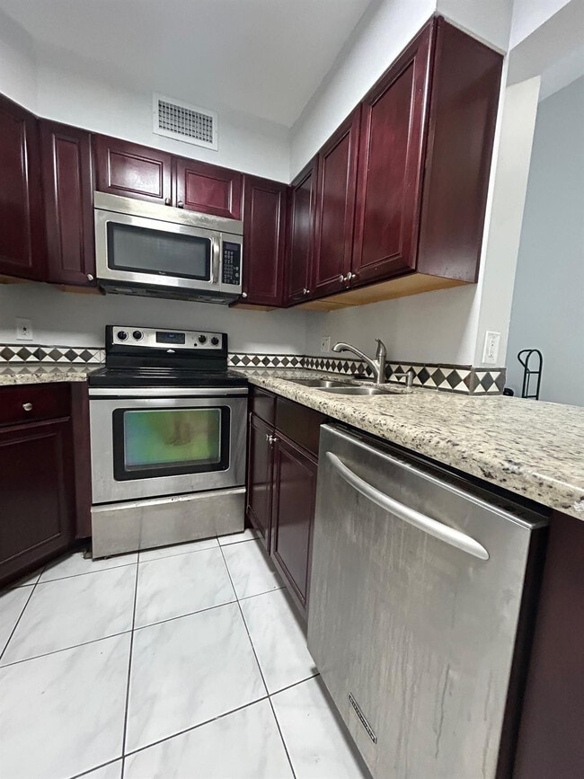 Building Photo - 211 Lake Pointe Dr