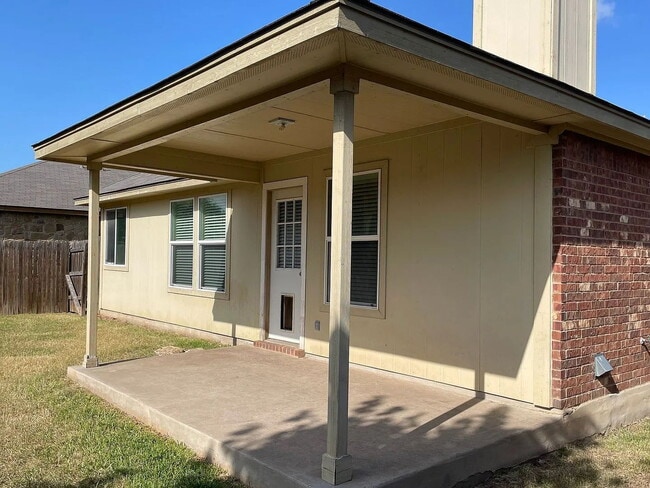 Building Photo - Comfort, Style & Privacy in the Heart of S...