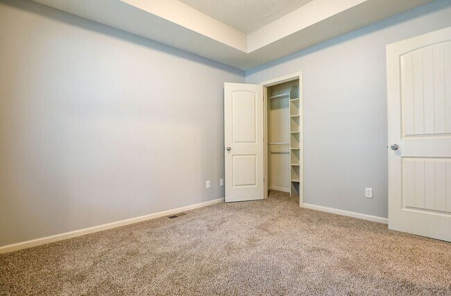 Building Photo - Beautiful & Charming 4 Bed / 2 Bath Home –...