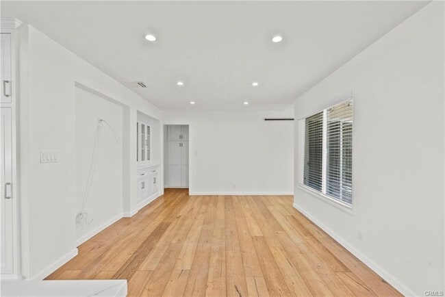 Building Photo - 1056 E Orange Grove Ave