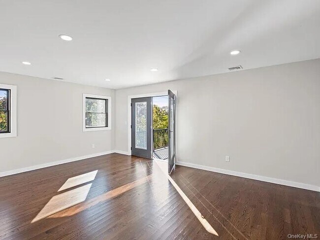 Building Photo - 42 Lamport Ave