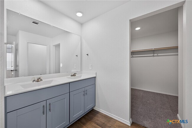 Building Photo - 326 N Richland Dr