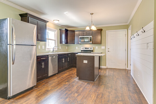 Building Photo - 212 Hillview Dr