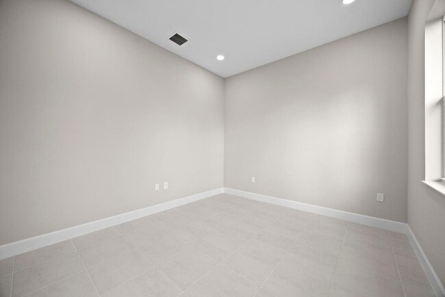 Building Photo - 5741 Beechnut Dr