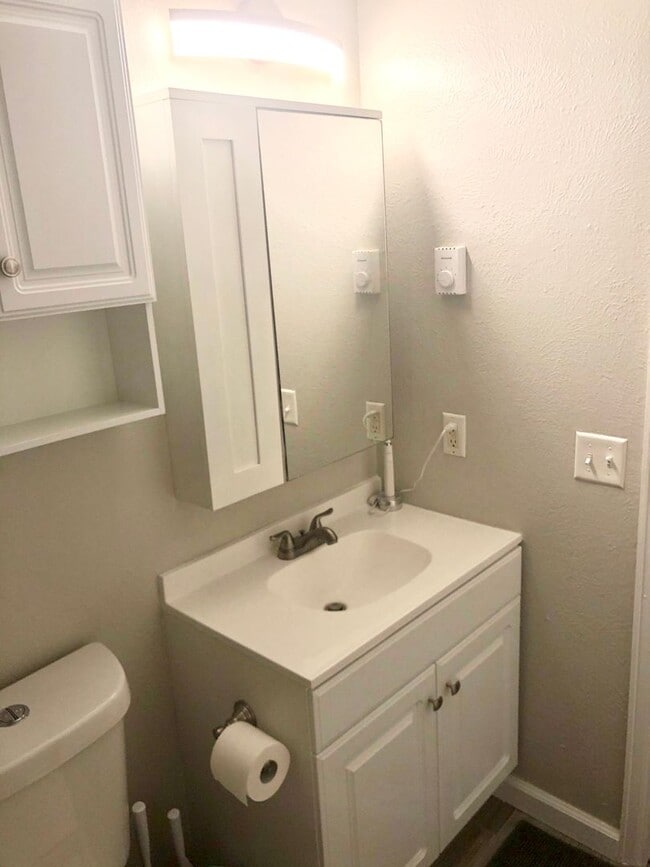 Building Photo - Newly Renovated 2-Bedroom, 1-Bathroom Unit!