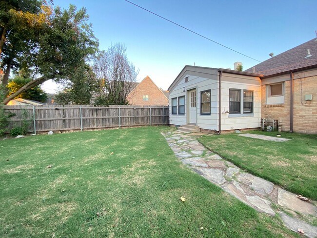 Building Photo - 2 Bedroom 2 Bathroom plus Bonus Room with ALL Appliances Included