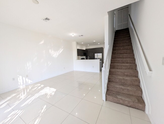 Building Photo - Gorgeous 2BR/2.5BA Townhouse in Gated Community – Lauderhill