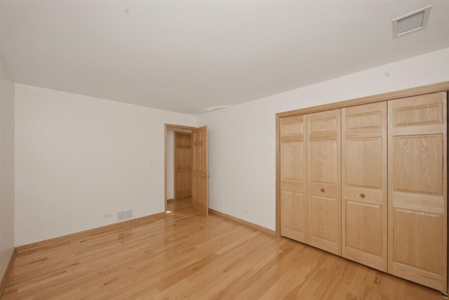 Building Photo - 1671 Grosvenor Cir