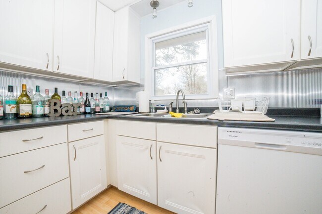 Building Photo - Lovely 3bed House off West Boulevard!!