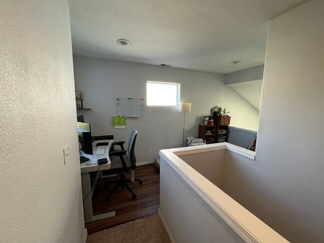 Building Photo - Lovely 2Bd + 2.5Ba in Beaverton!! Minutes Away From Nike! New Roof, Fence, Paint and Additional B...