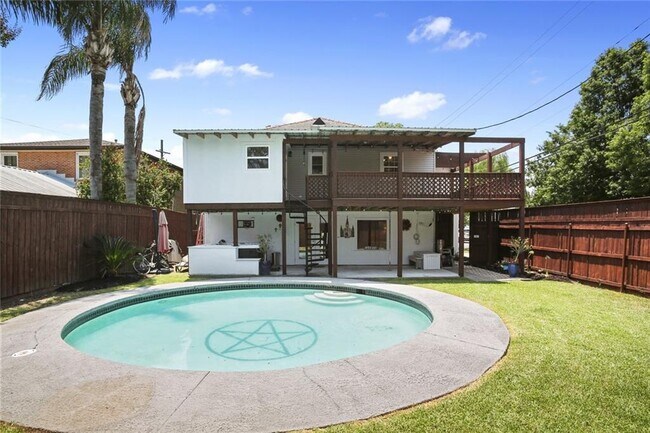 Sun Lounger Area - 5869 Colbert St