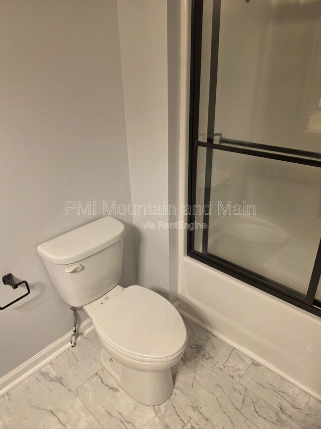 Building Photo - 25 Barnett Shoals Dr