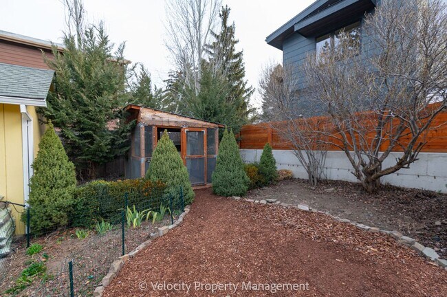 Building Photo - Charming Westside Cottage