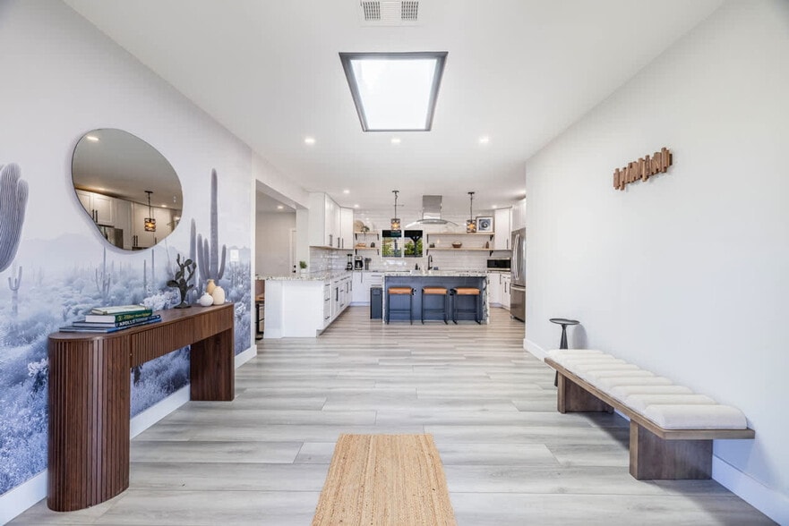 Building Photo - 636 E 6th Pl