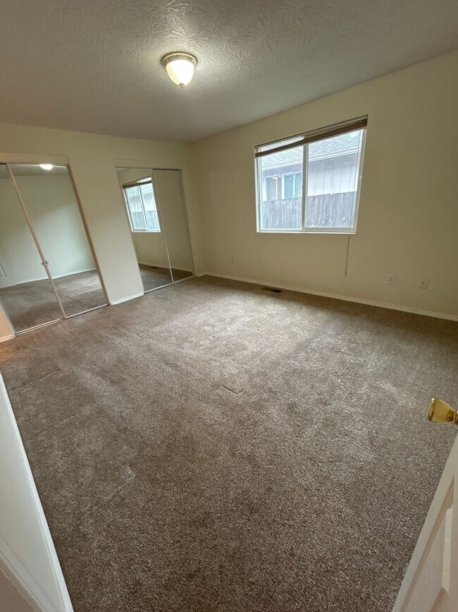Building Photo - Beautiful 3 Bedroom 2 Bath Single Level Ho...