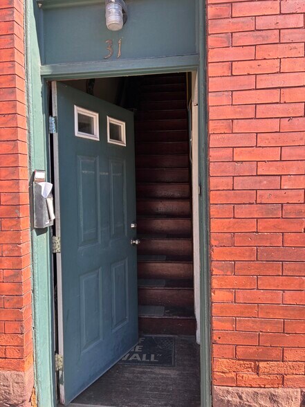 entrance from street - 31 Spring St