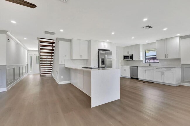 Building Photo - 400 Venice Dr