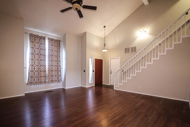 Building Photo - 4 bedroom, 2 1/2 bath, 2 car garage located in the quiet Summit View subdivision.
