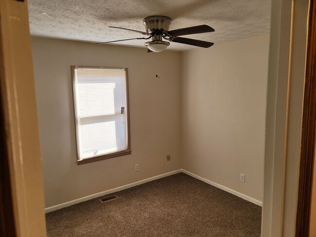 Building Photo - Large 4 bedroom 2 bath home in a great nei...
