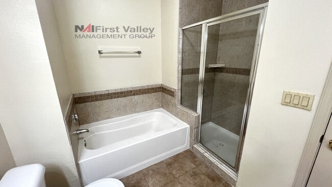 Building Photo - 3 Bedrooms, 2 Baths