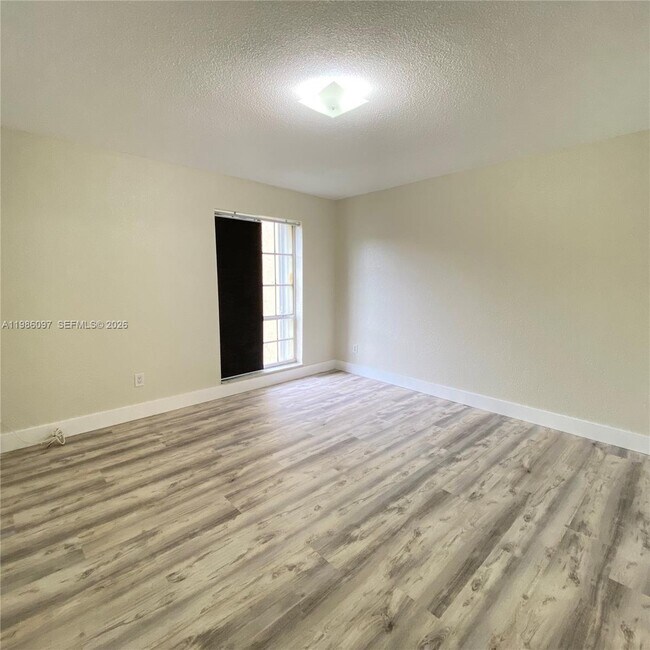 Building Photo - 10794 N Kendall Dr