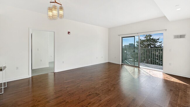 Building Photo - West-facing Modern Apartment w/ Sweeping View of SF, Golden Gate & Mt Tam