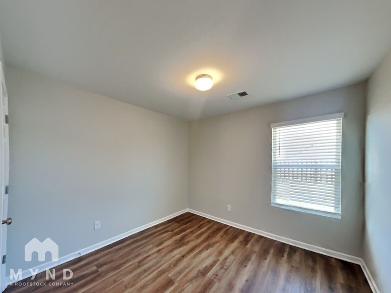 Building Photo - 390 Woodland Trl