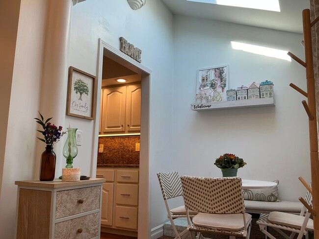 Building Photo - Exceptional 2 bedroom Condo