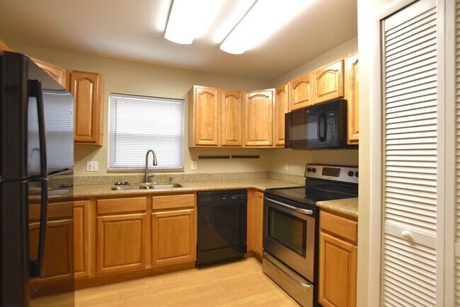 Building Photo - Water view 3/2 in Alafaya Woods. UPDATED k...
