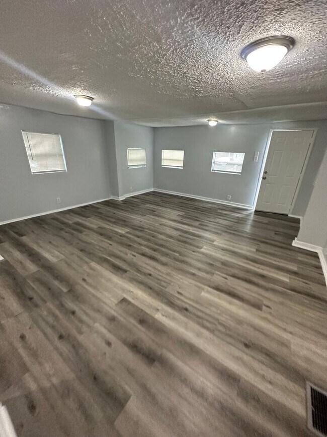Building Photo - Fully Renovated 2/1 Single Family Home Rea...