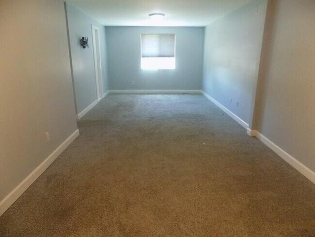 Building Photo - 2127 Hopkins Dr