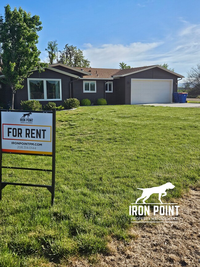 Building Photo - 2bed/1bath w/2 car garage & all appliances included.