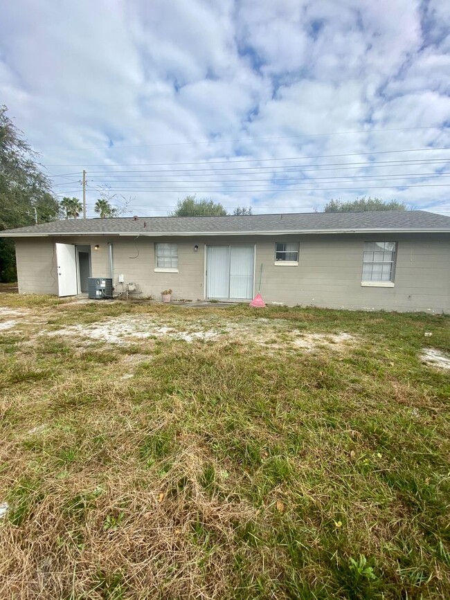 Building Photo - 3/1.5 Home Now Available In Deltona