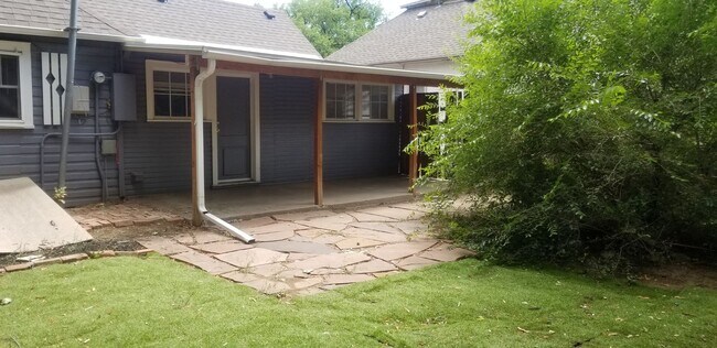 Building Photo - 627 S Sherwood St