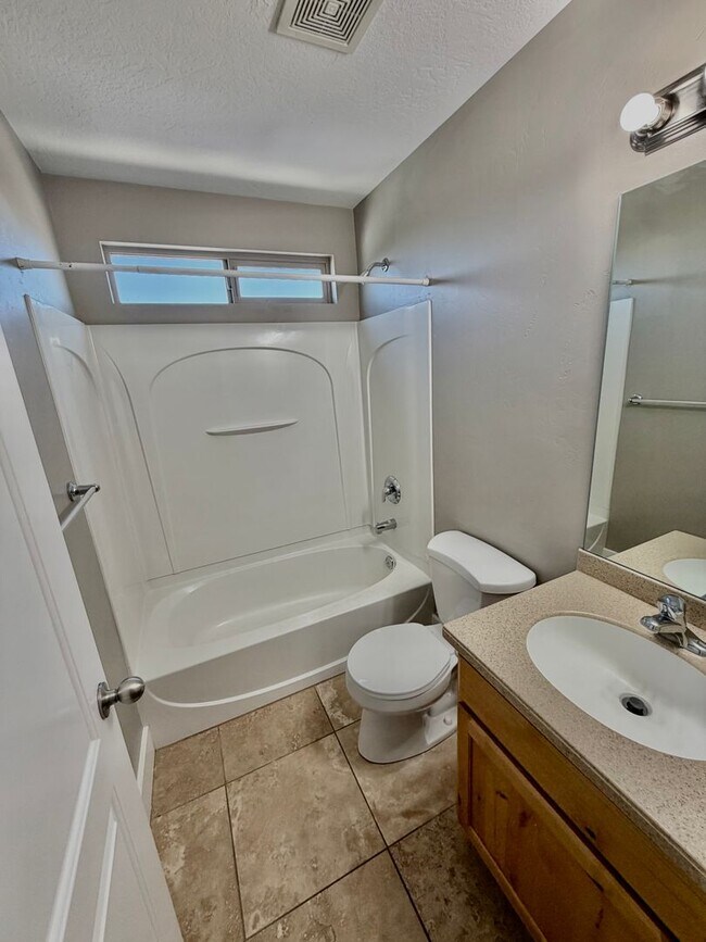 Building Photo - Lehi 3 Bedroom Town Home Pets OK