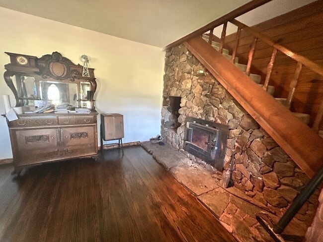 Building Photo - Large 5 bed 2.5 bath in peaceful county se...
