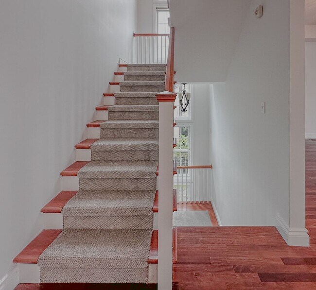 Building Photo - Lakeside Living!