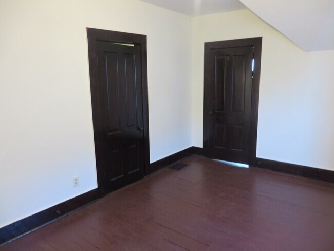 Building Photo - Large Three Bedroom, 1.5 Bathroom Home hal...