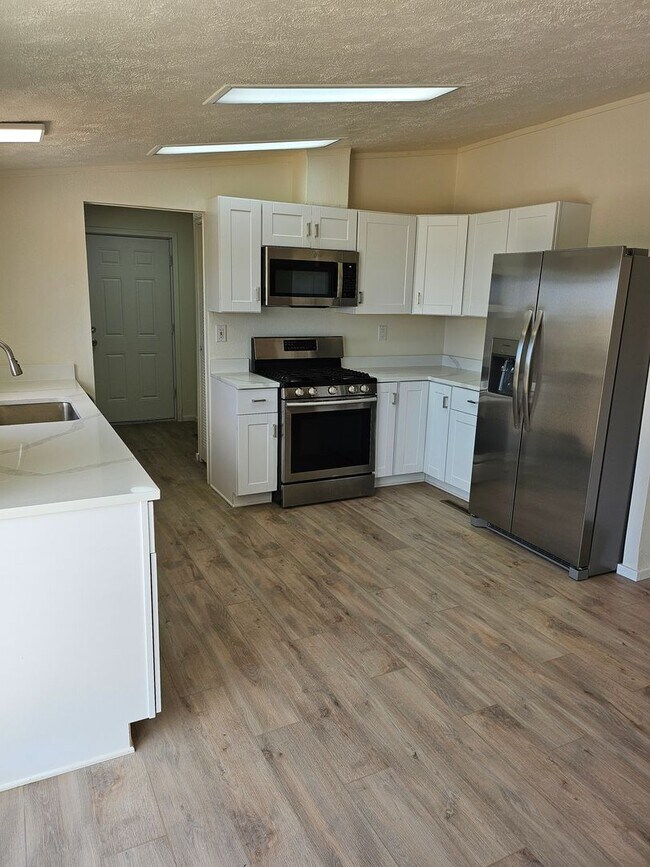 Building Photo - ALL PROSPECTIVE TENANTS MUST SUBMIT A $58 ...