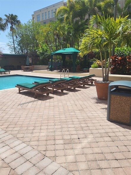 Building Photo - 520 SE 5 Ave