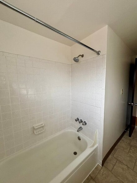 Building Photo - 17 Losson Garden Dr