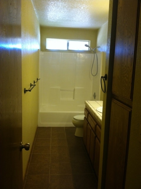 Building Photo - 3 BEDROOM VICTORVILLE HOME ON SPACIOUS LOT IN VICTORVILLE