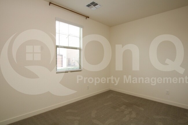 Building Photo - 943 E Danbury Dr