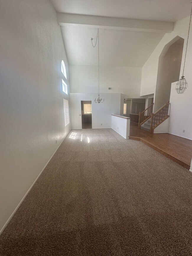 Building Photo - 5 BEDROOM, 2 STORY,SPACIOUS VICTORVILLE HOME! NEAR MALL!